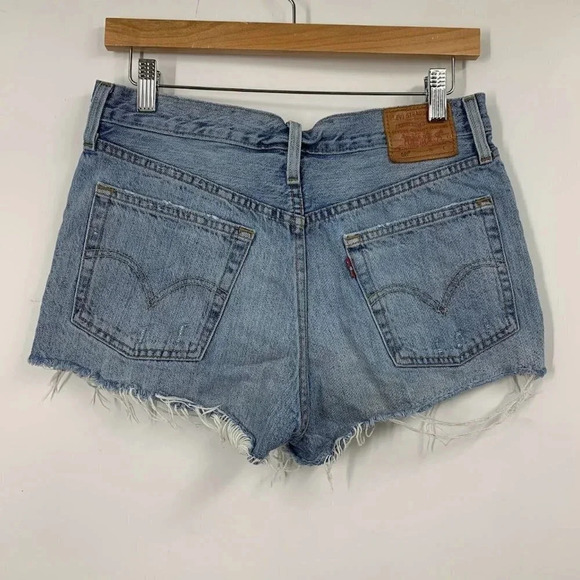 Levi's Women's 501 Classic Straight 5 Pocket Distressed Raw Hem Jean Short SZ 27 - Picture 2 of 11